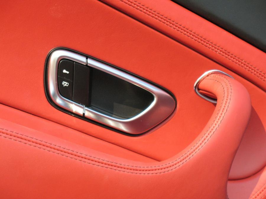 Детали интерьера Bentley Continental GTC 2007 года  (фото 2 из 51)